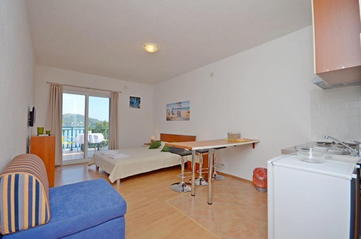 Apartments Luka Uble Exterior photo