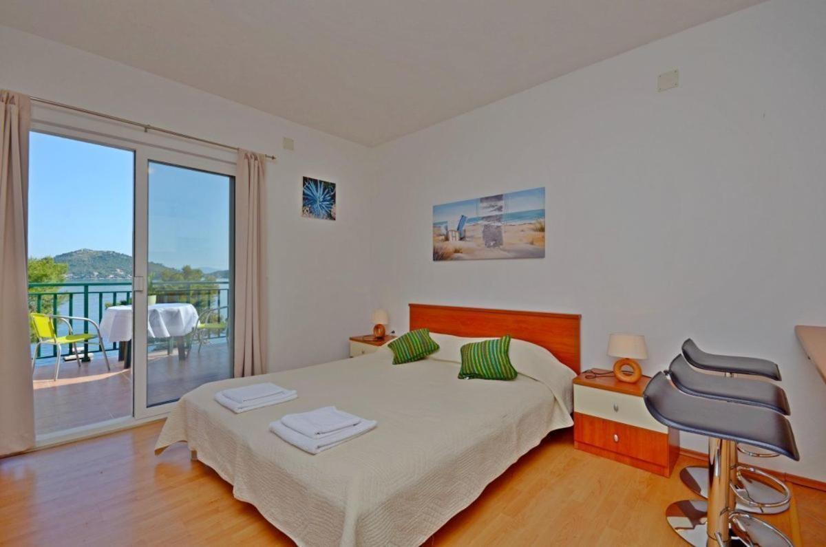 Apartments Luka Uble Exterior photo